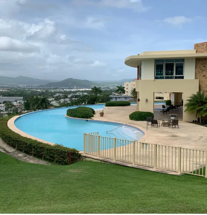 Edificio residencial y área de piscina de una comunidad administrada por Grupo PPG