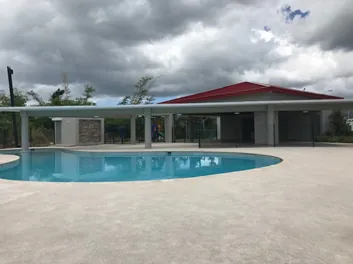 Gazebo y piscina de una comunidad administrada por Grupo PPG